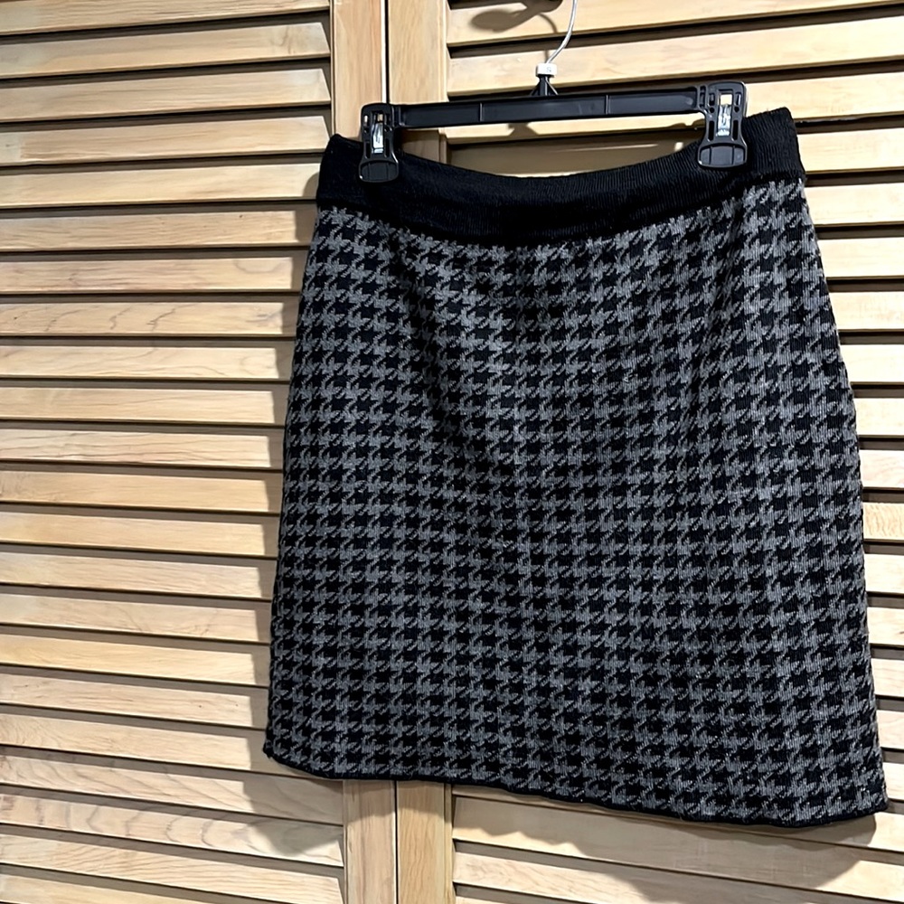 Willi Smith wool/acrylic blend elastic waist stretch skirt. Black and grey.